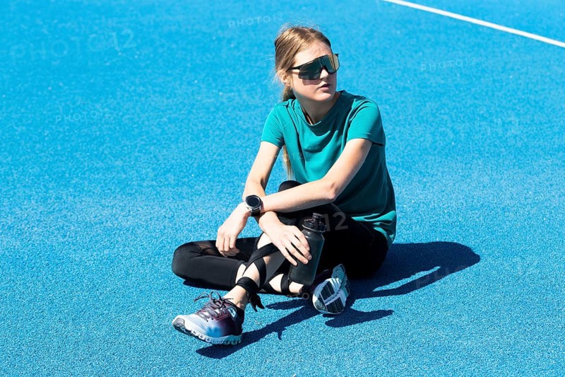 Young track and field athlete on a blue tartan track (symbolic image)