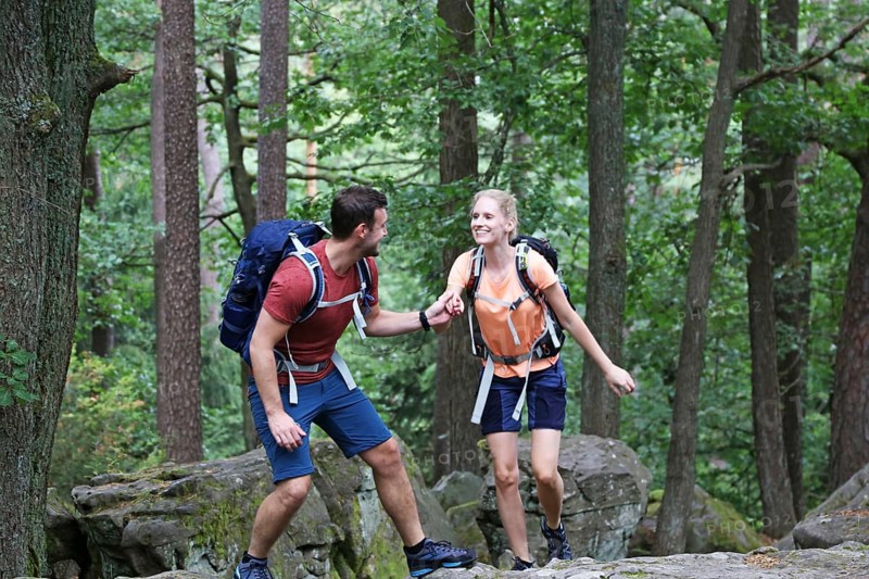 Symbolic image: Young couple hiking in the Palatinate Forest, here on the fifth stage of the Palatinate Wine Trail between Neustadt an der Weinstrasse and St. Martin