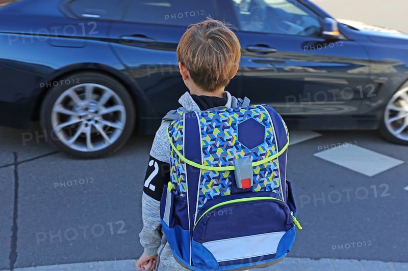 Symbolic image: Schoolchild in road traffic