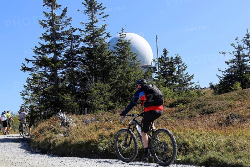 Mountain bike tour through the Bavarian Forest with the DAV Summit Club: Mountain bikers on the summit of the Grosser Arber 1, 456 metres above sea level
