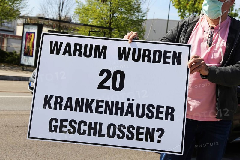 Rally against the corona measures: Demonstrators express their criticism of the corona policy with an authorised sign campaign in Industriestrasse in Ludwigshafen