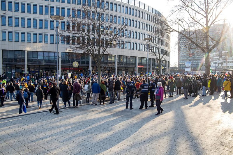 Peace demonstration against the war in Ukraine in the cities of Ludwigshafen and Mannheim with a joint closing rally in the courtyard of honour at Mannheim Palace