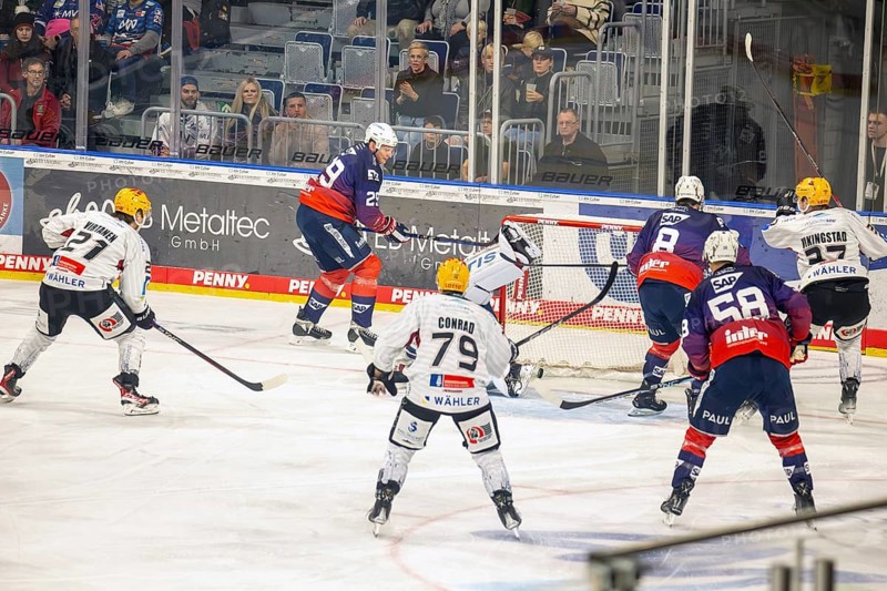 Game scene Adler Mannheim against Fischtown Pinguins Bremerhaven (PENNY DEL, German Ice Hockey League)