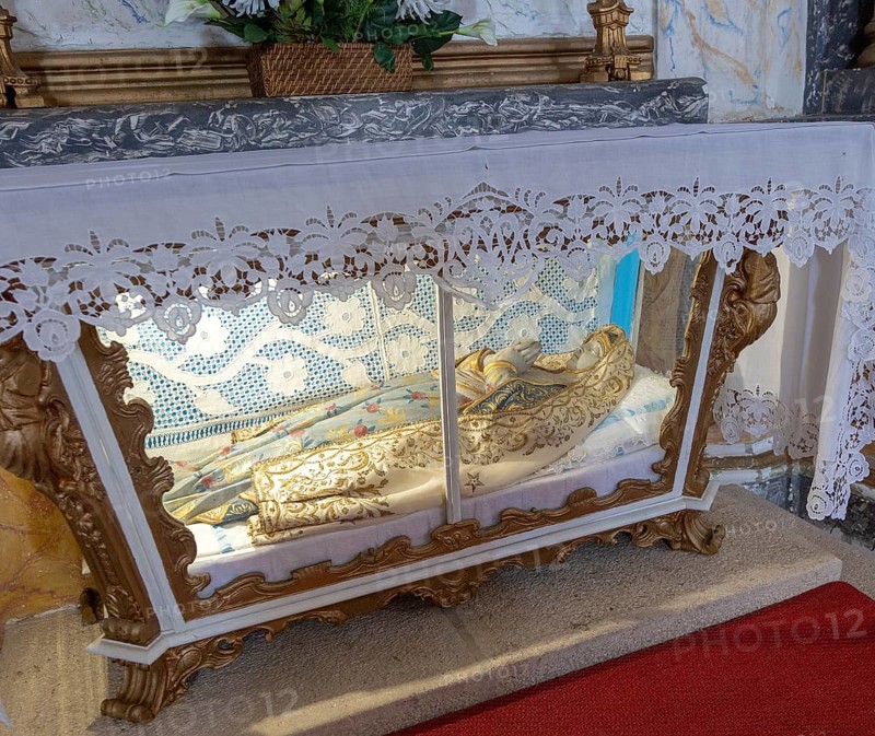 Interior of historic Roman Catholic church Igreja de Santa Maria da Devesa, Castelo de Vide, Alto Alentejo, Portugal, southern Europe, effigy of Blessed Virgin Mary inside glass display cabinet, Europe