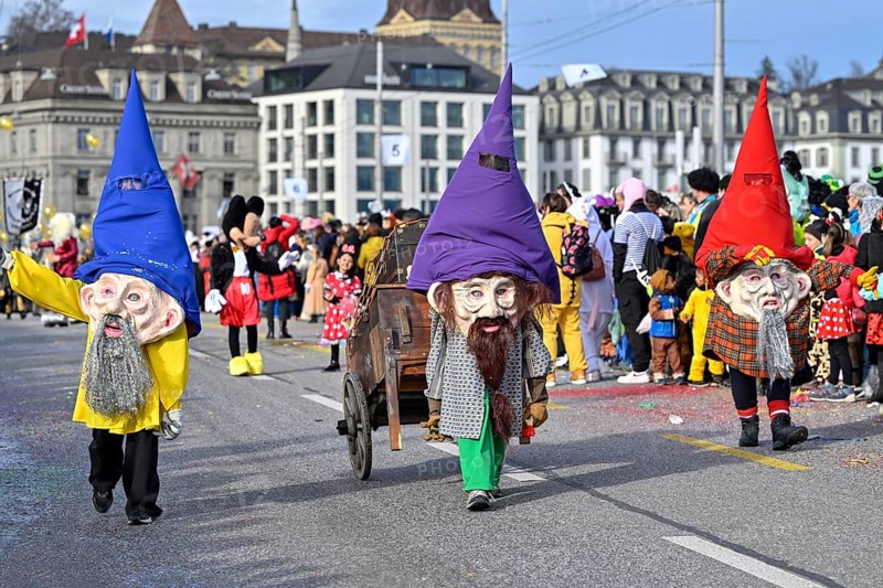 Carnival dwarves