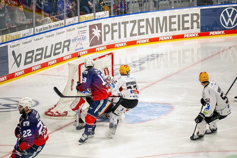 Game scene Adler Mannheim against Fischtown Pinguins Bremerhaven (PENNY DEL, German Ice Hockey League)