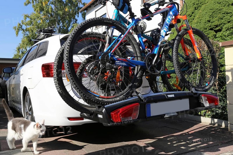 Mountain bikes on the rear carrier of a car