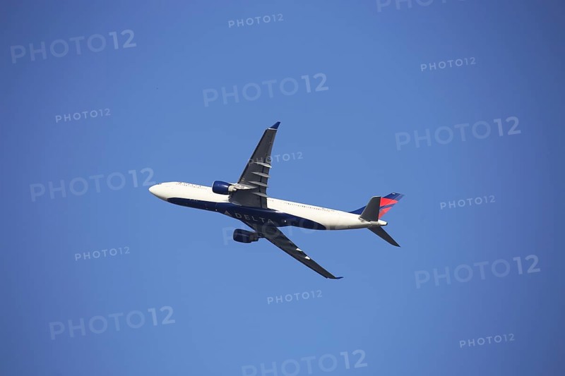 A passenger aircraft of the US airline Delta takes off from Frankfurt Airport