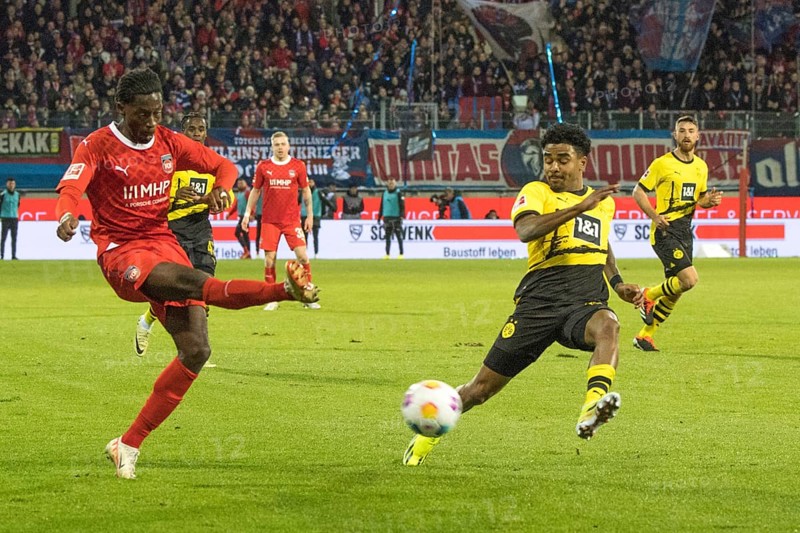 Football match, Omar TRAORE 1. FC Heidenheim left crosses in front of Ian MAATSEN Borussia Dortmung right, Voith-Arena football stadium, Heidenheim