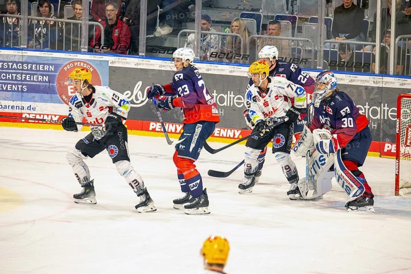 Game scene Adler Mannheim against Fischtown Pinguins Bremerhaven (PENNY DEL, German Ice Hockey League)