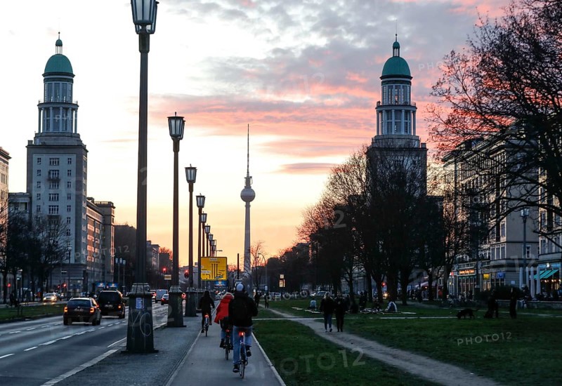 Evening atmosphere on Frankfurter Allee with a view of the television tower, Berlin, 29/03/2021