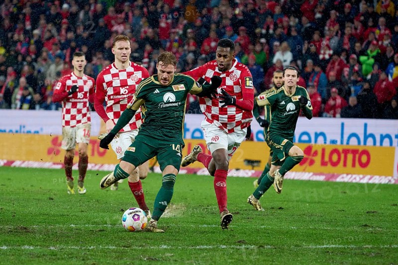 Bundesliga catch-up match between Mainz 05 and Union Berlin at the MEWA Arena in Mainz. Berlin's Yorbe Vertessen (l) and Mainz's Edimilson Fernandes battle for the ball
