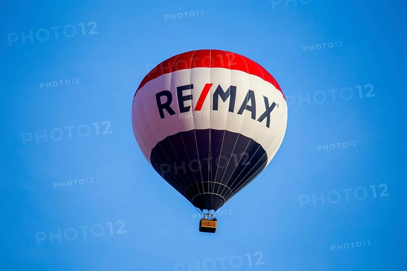 Hot air balloon in the evening sky over Mutterstadt, Palatinate (02/09/2023)
