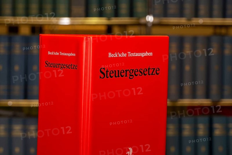 Symbolic image of tax advice: specialist book STEUERGESETZE from Beck-Verlag in front of a bookshelf