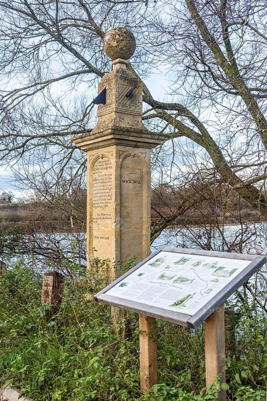 Maud Heath's Causeway memorial monument, Kellayways bridge, nr Chippenham, Wiltshire, England, UK dated 1698