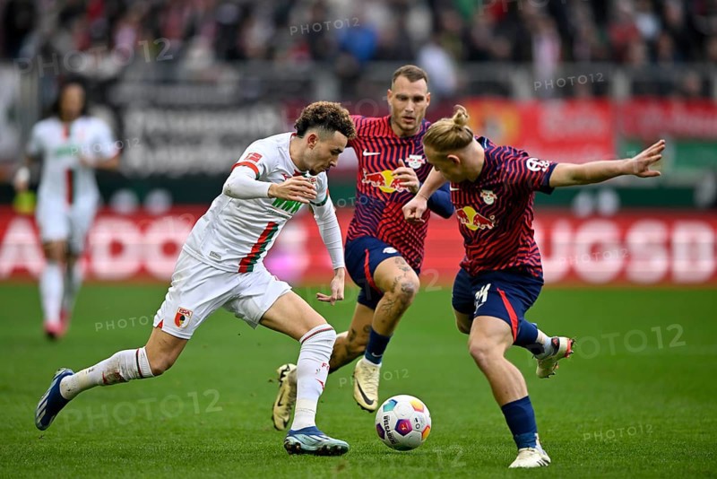 Ruben Vargas FC Augsburg FCA (16) v David Raum RasenBallsport Leipzig RBL (22) Xaver Schlager RasenBallsport Leipzig RBL (24) WWK Arena, Augsburg, Bavaria, Germany, Europe