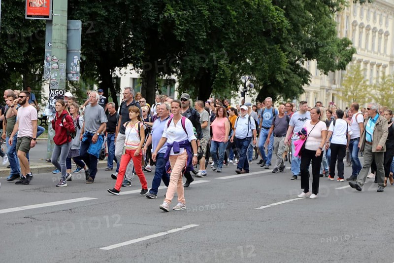 Berlin: The planned lateral thinkers' demonstration for peace and freedom against the corona measures of the federal government has been banned. A group of demonstrators marches towards Alexanderplatz