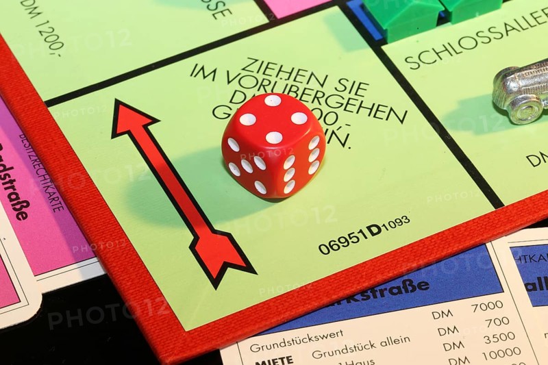 Symbolic image: Close-up of a Monopoly game (German)
