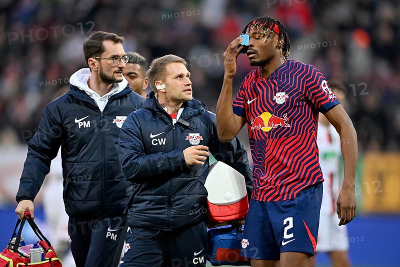 Mohamed Simakan RasenBallsport Leipzig RBL (02) has to leave the pitch injured, carer, WWK Arena, Augsburg, Bavaria, Germany, Europe
