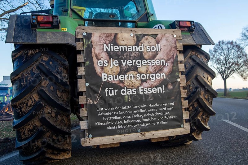 Farmers' protests in the southern Palatinate near Landau: near Hochstadt, farmers blocked a lane of federal highway 272 to protest against the cancellation of subsidies for agricultural diesel