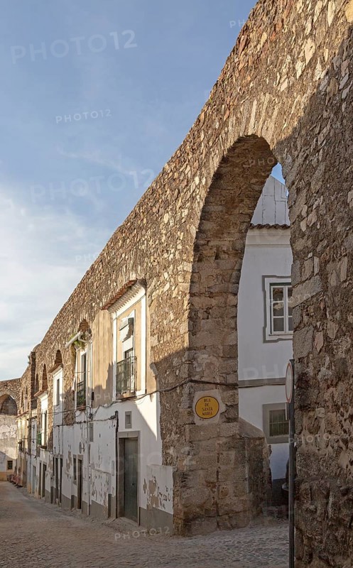 Historic 16th century Aqueduct, Aqueduto da Agua de Prata, designed by Francisco de Arruda completed in 1530s, incorporating streest and houses developed within its structure, city of Evora, Alto Alentejo, Portugal, southern Europe, Europe