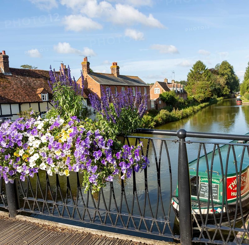 Kennet and Avon canal in town centre of Hungerford, Berkshire, England, UK