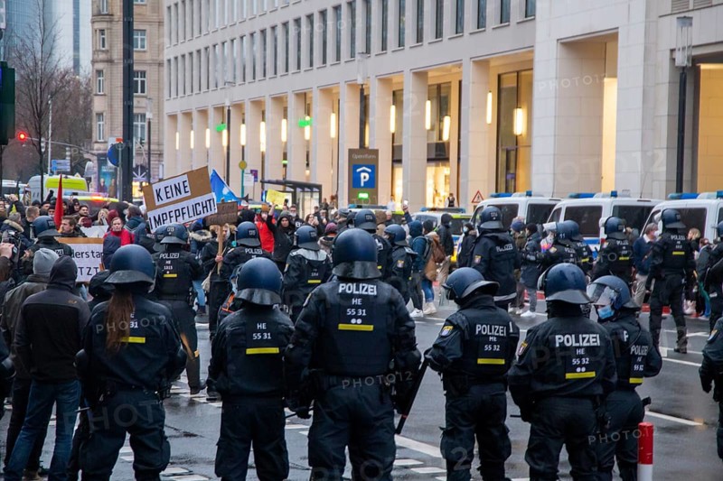 Demonstration in Frankfurt against the corona measures: The demonstration was broken up after a few minutes due to a lack of safety distances between the participants. The participants were forced to keep a safe distance of 1.50 metres between each other