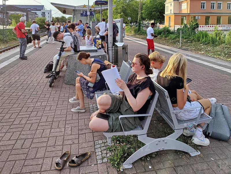 Many people waiting on the platform for the train, Luenen Central Station, North Rhine-Westphalia, Germany, Europe