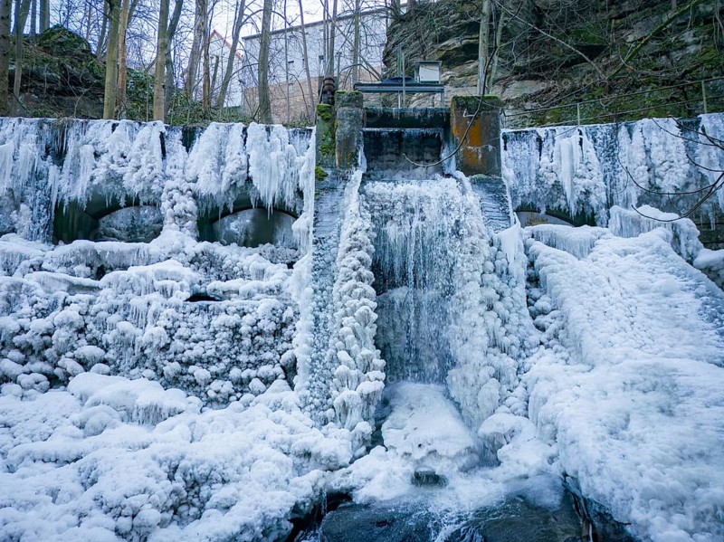 The Niezelgrund hydroelectric power plant power station is a listed small hydroelectric power station in Saxony and is located between Porschendorf and Lohmen on the Wesenitz. In severe frost, the site is transformed into a bizarre ice landscape, Lohmen, Saxony, Germany, Europe