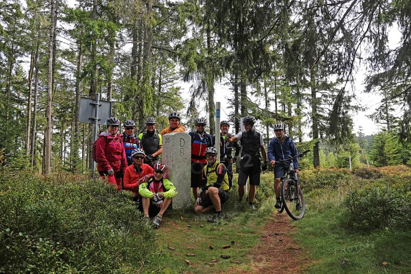 Mountain bike tour through the Bavarian Forest with the DAV Summit Club: State border on the Osser between Germany (Bavarian Forest) and the Czech Republic (Bohemian Forest)