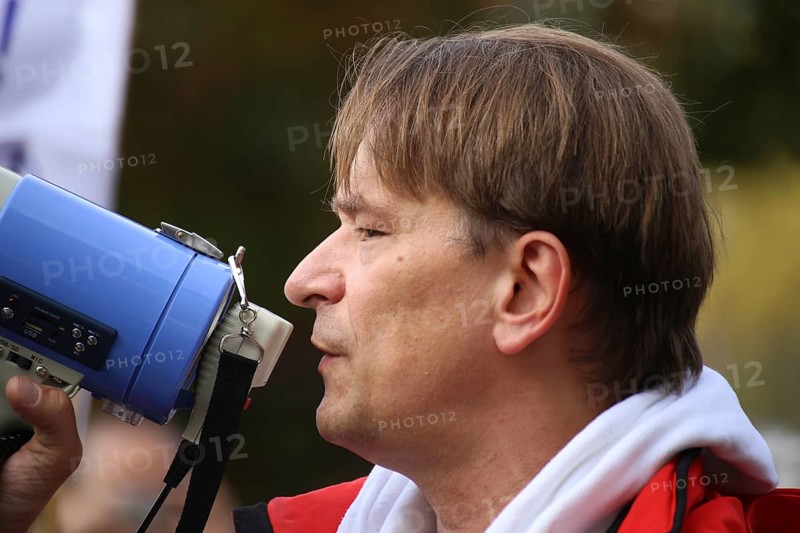 Corona protests in Mannheim: Several hundred opponents of the current corona measures gather at a rally organised at short notice. Among the speakers was Dr Bodo Schiffmann