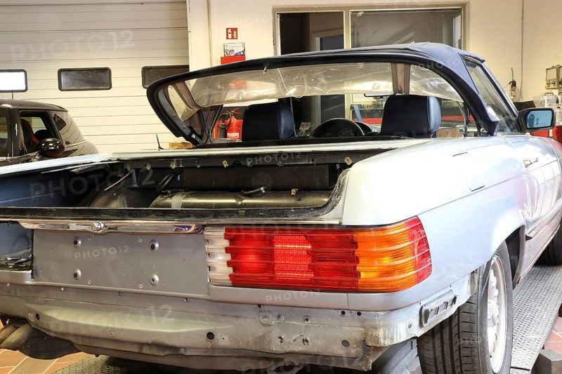 Restoration of a Mercedes 380 SL in a car paint shop