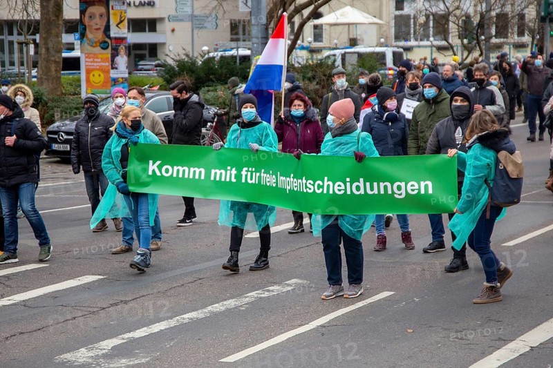 Frankfurt: Large demonstration against the corona measures. The organiser estimates the number of participants at 20, 000