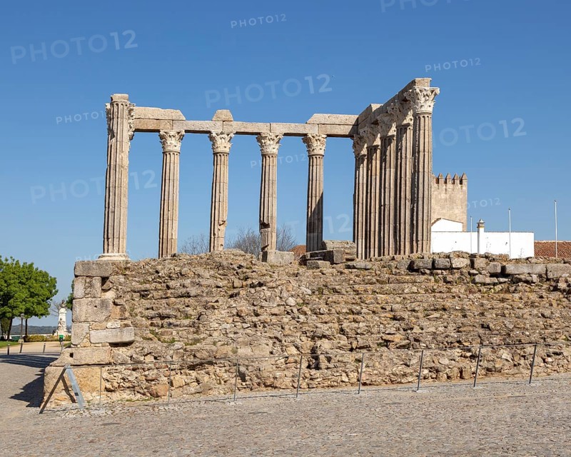Templo Romano, Roman temple, ruins dating from 2nd or early 3rd century, commonly referred to as Temple of Dianan, but possibly dedicated to Julius Caesar. 14 Corinthian columns capped with marble from Estramoz. Evora, Alto Alentejo, Portugal, southern Europe, Europe