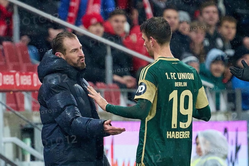 Football Bundesliga catch-up match Mainz 05-Union Berlin at the MEWA-Arena in Mainz: Mainz coach Jan Siewert talks to Berlin's Janik Haberer. Mainz, Rhineland-Palatinate, Germany, Europe