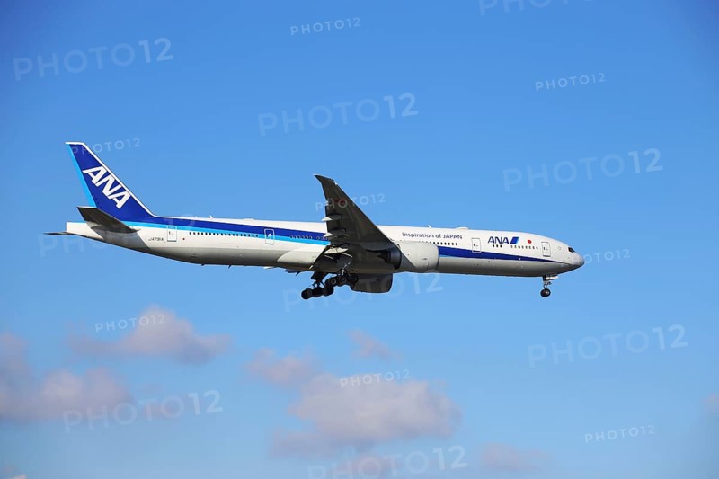 A passenger plane of the Japanese airline ANA lands at Frankfurt Airport