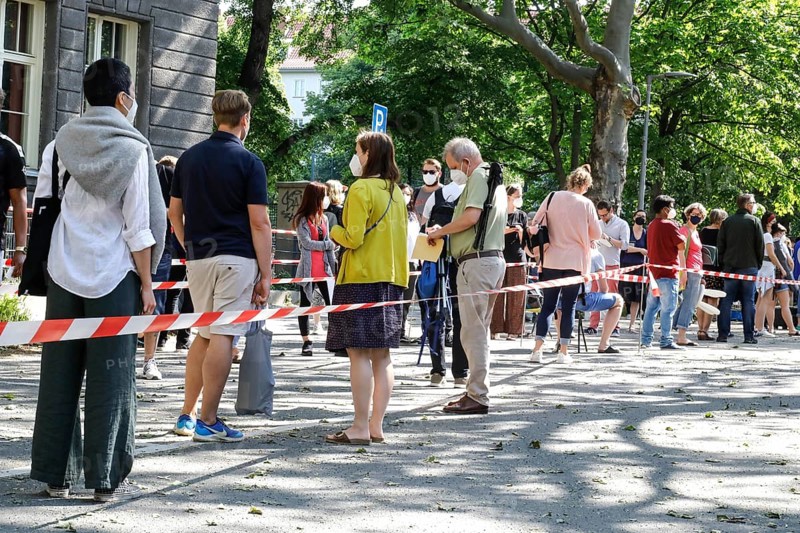 Vaccinees stand in a long queue. Neighbourhood residents in the Tempelhof Schoeneberg district can be vaccinated free of charge and without registering here, Berlin, 05.06.2021