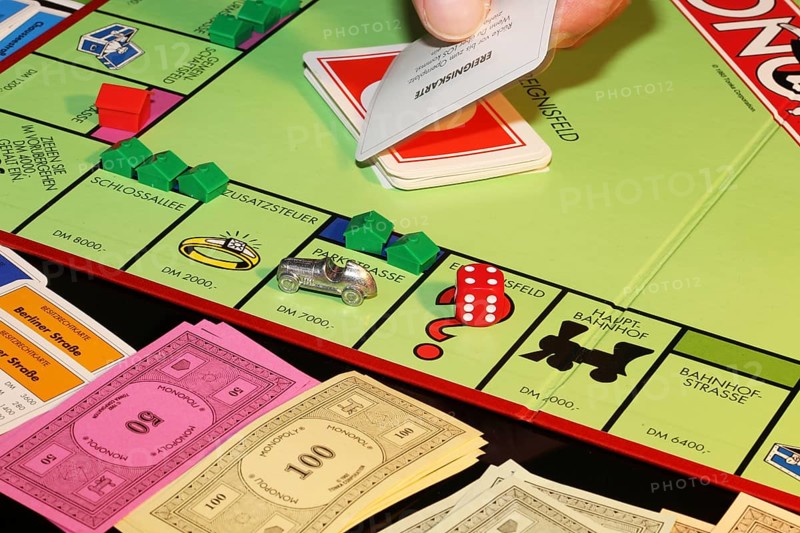 Symbolic image: Close-up of a Monopoly game (German)