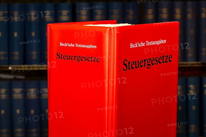 Symbolic image of tax advice: specialist book STEUERGESETZE from Beck-Verlag in front of a bookshelf