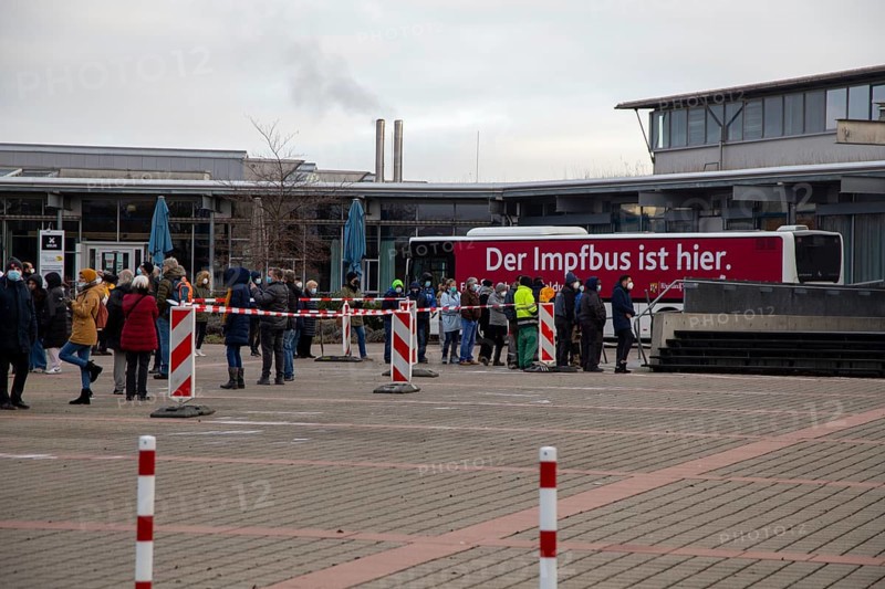 Vaccination bus in Mutterstadt, Rhineland-Palatinate. A queue of several hundred metres forms in front of the bus
