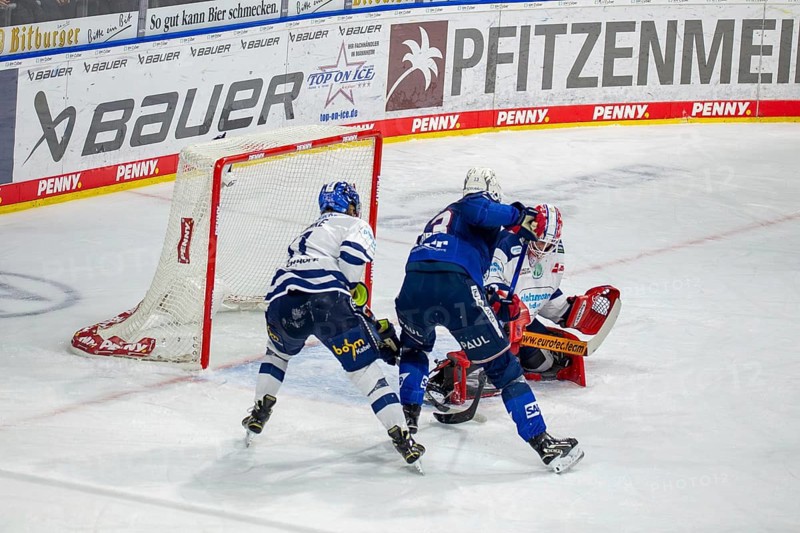 26.01.2024, DEL, German Ice Hockey League, Matchday 41) : Adler Mannheim vs Iserlohn Roosters (Dangerous situation in front of the Iserlohn Roosters goal)