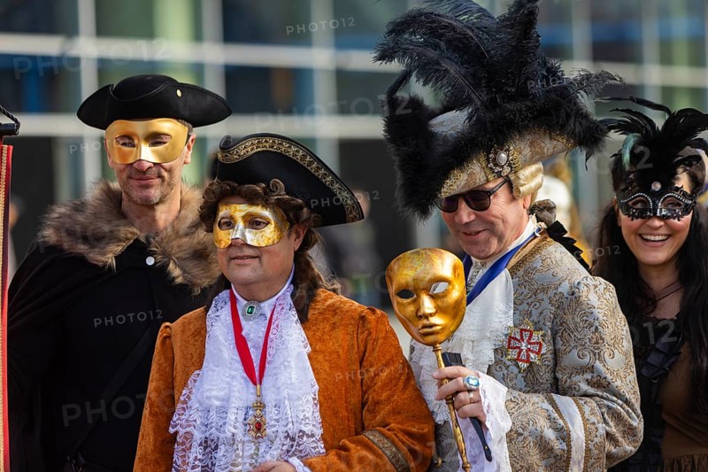 LUST & PASSION & JOY OF LIFE, for the joy of the masquerade, the Elbvenezian Carnival took place in Dresden on the weekend in front of Rose Monday. The highlight was the joint stroll through the historic centre with masks in robes in the style of the Elbe Venetian Carnival from the Neumarkt through the Altmarktgalerie, the Schlossstrasse, through the Stallhof, along the Fuerstenzug, onto the Bruehlsche Terrasse and into the Bruehlsche Garten, Dresden, Saxony, Germany, Europe
