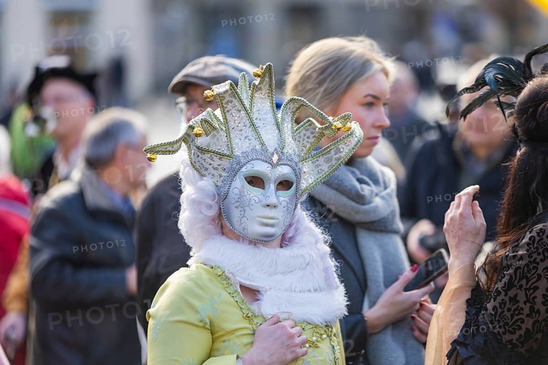LUST & PASSION & JOY OF LIFE, for the joy of the masquerade, the Elbvenezian Carnival took place in Dresden on the weekend in front of Rose Monday. The highlight was the joint stroll through the historic centre with masks in robes in the style of the Elbe Venetian Carnival from the Neumarkt through the Altmarktgalerie, the Schlossstrasse, through the Stallhof, along the Fuerstenzug, onto the Bruehlsche Terrasse and into the Bruehlsche Garten, Dresden, Saxony, Germany, Europe