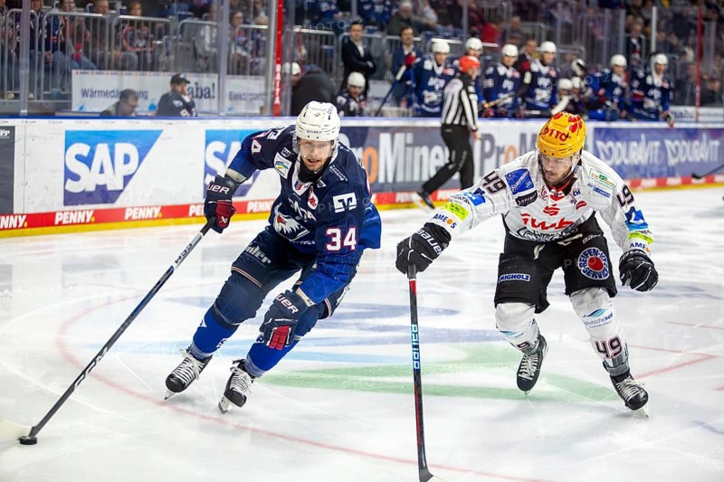 Game scene Adler Mannheim against Fischtown Pinguins Bremerhaven (PENNY DEL, German Ice Hockey League)