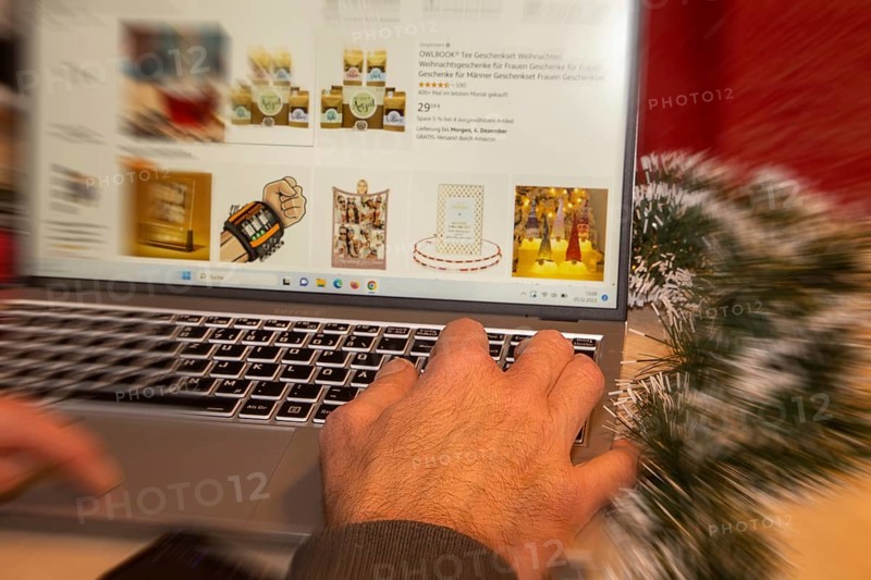 Symbolic image of Christmas shopping on the internet/at Amazon: Christmas decorations and laptop with open screen
