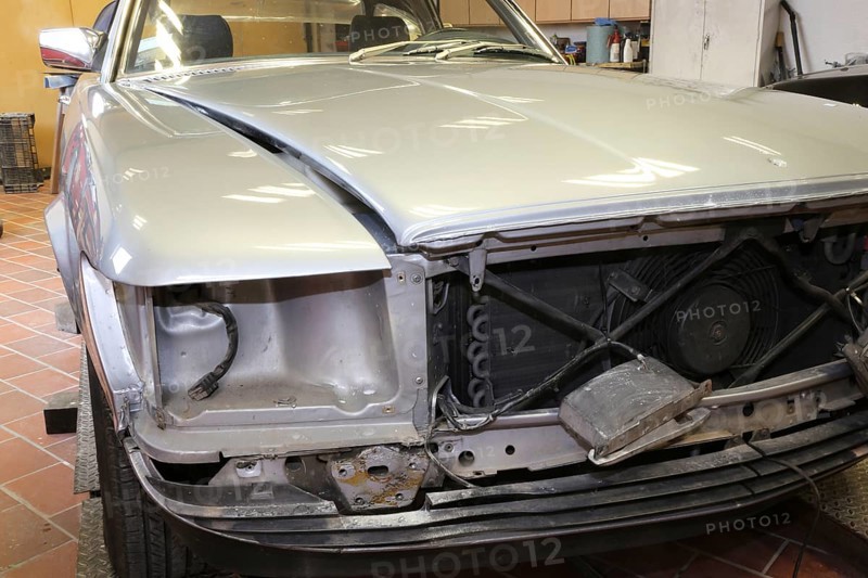 Restoration of a Mercedes 380 SL in a car paint shop