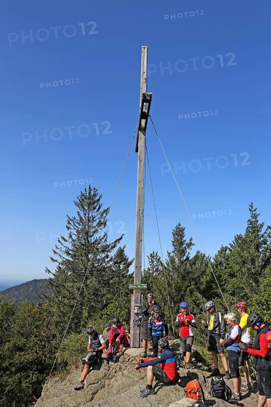 Mountain bike tour through the Bavarian Forest with the DAV Summit Club: stopover on the summit of the Muehlriegel, 1, 080 metres above sea level
