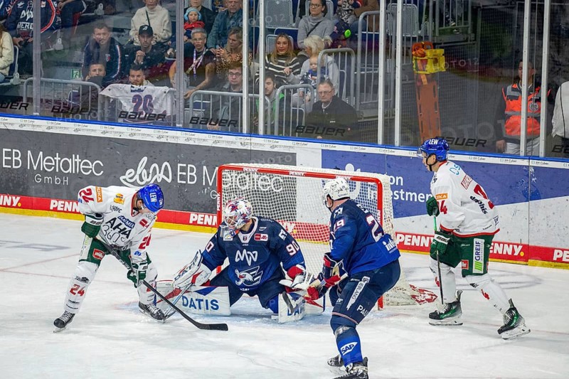 Game scene Adler Mannheim against Augsburg Panther (PENNY DEL, German Ice Hockey League)