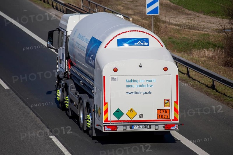 Lime tree tank truck on the A 61 motorway near Ludwigshafen (Rhineland-Palatinate, Germany)