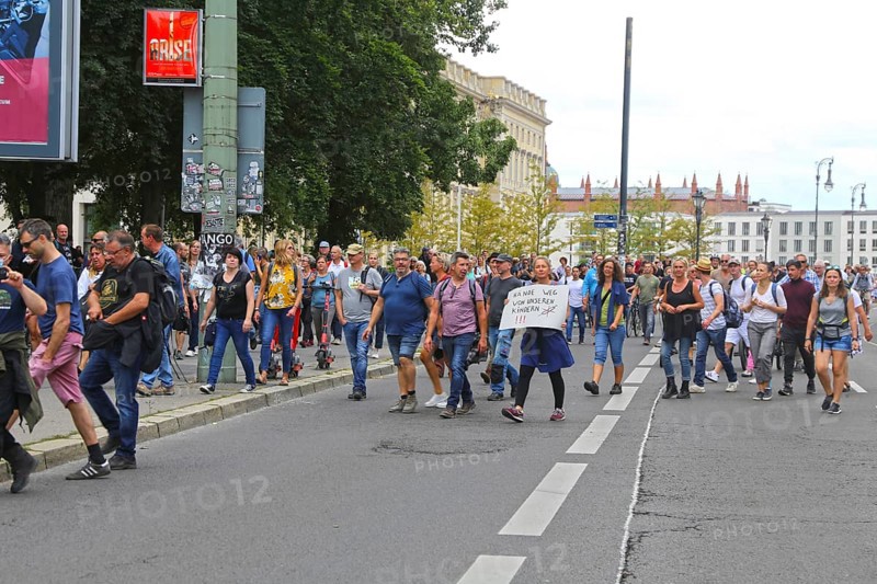 Berlin: The planned lateral thinkers' demonstration for peace and freedom against the corona measures of the federal government has been banned. A group of demonstrators marches towards Alexanderplatz